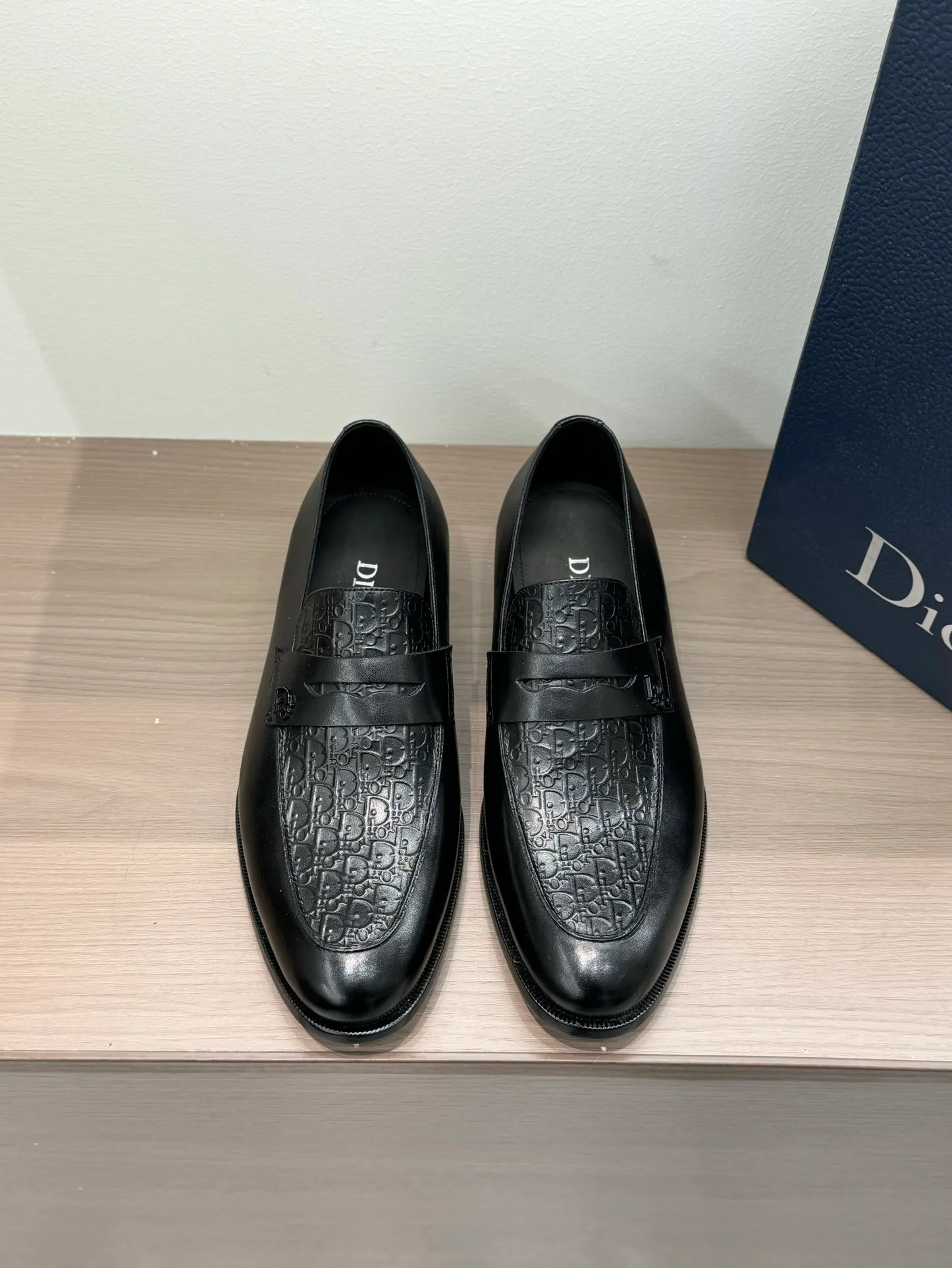 [Dior Dior] Top P: 960💰 Standard code 39-44 (38.45.46 custom-made, non-refundable and non-exchangeable) Dior Dior's latest high-end men's boutique casual leather shoes, the upper is carefully made of black cowhide/open-edge beaded leather/high-mercerized frosted cowhide, the classic silhouette shows elegance, and the upper strap is matched with a metal-coated CD Icon decorative buckle to enhance the style. Comfortable and lightweight, the Italian leather sole features anti-slip rubber inserts. The Blake structured leather sole with anti-slip details showcases Dio*'s exceptional craftsmanship. Elegant and refined, it can be matched with all kinds of suits.